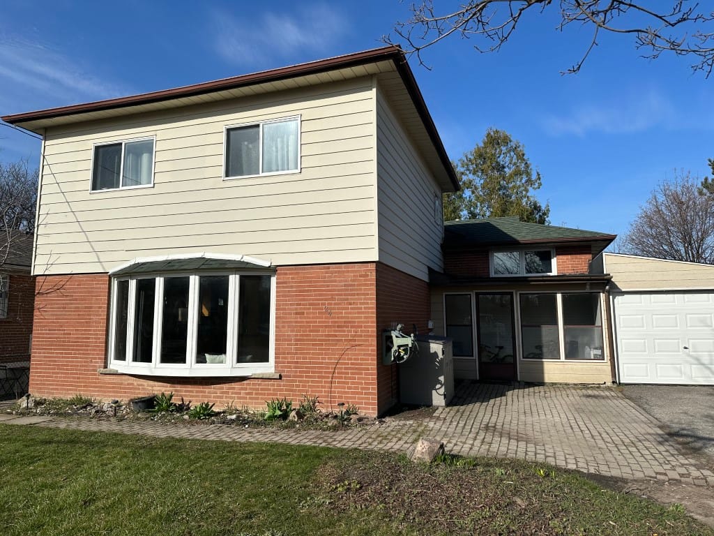 Front exterior view of 24 Gentry Crescent, Richmond Hill